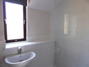 Shower room with large glass fixed screen 