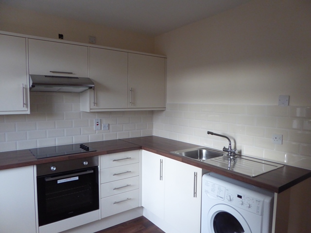 FULLY FITTED MODERN KITCHEN 